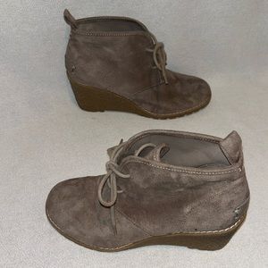 G.H Bass & Co women’s tan wedge ankle boots size 7